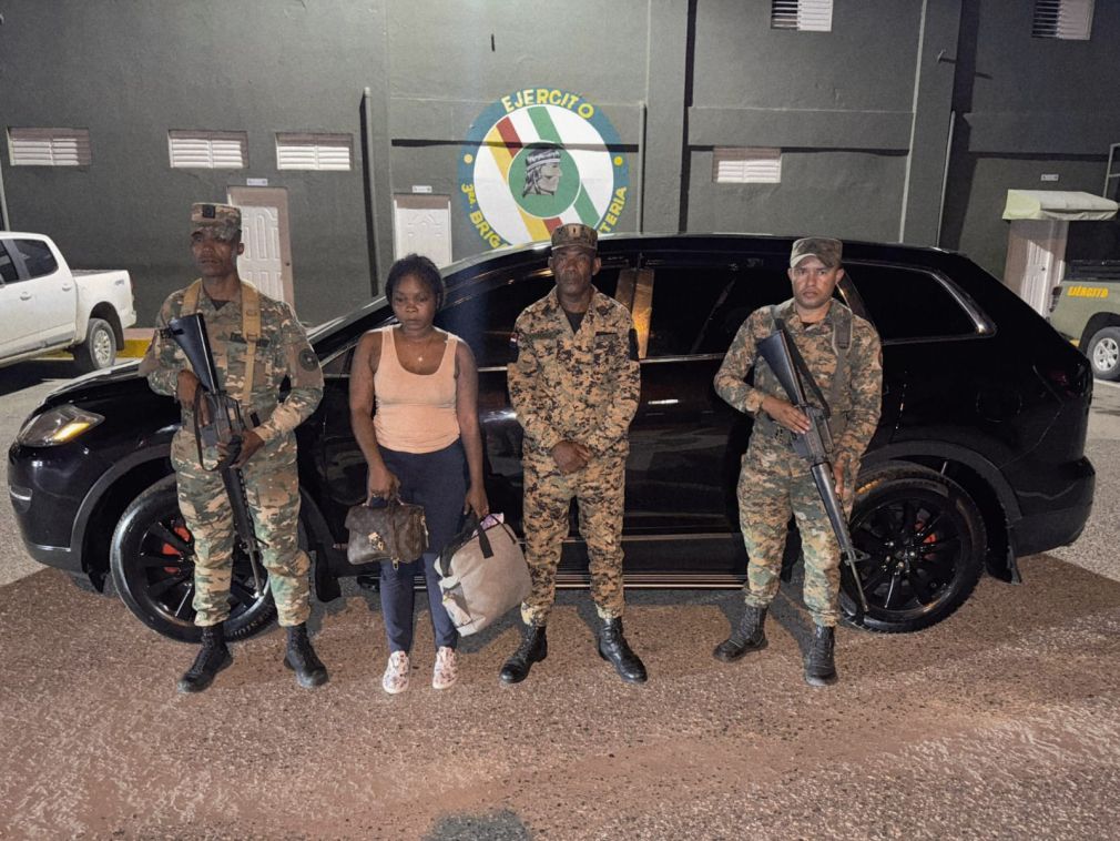 Segundo teniente del Ejército transportaba haitiana ilegal.