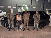 Segundo teniente del Ejército transportaba haitiana ilegal.