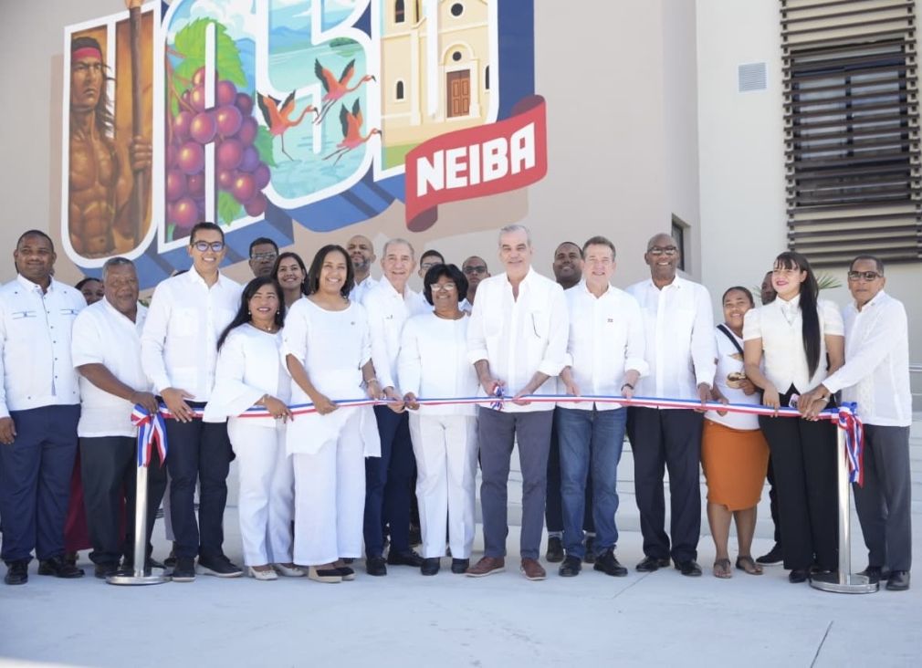 El presidente Luis Abinader encabezó el corte de cinta junto al rector Editrudis Beltrán Crisóstomo, el ministro Víctor (Ito) Bisonó y autoridades provinciales y municipales, dejando formalmente inauguradas las instalaciones del nuevo centro universitario regional en Neiba.