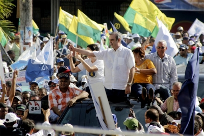 Luis Abinader, candidato presidencial por el Partido Revolucionario Moderno, saludando en la marcha contra la modificación de la Constitución de la República y la reelección consecutiva.