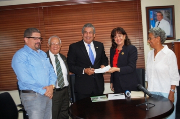 FONDEPROSJO dona 200 mil pesos para construcción clínica en Nizao