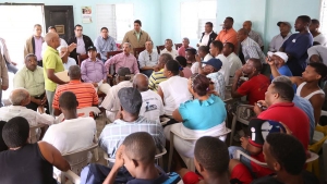 Danilo medina habla con los dirigentes de la Asociación de Ebanistas en Semana Santa de Yaguate.