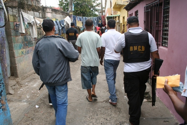 Agentes DNCD arrestan a dos presuntos vendedores de narcóticos durante operativos.