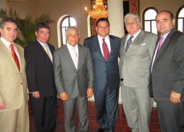 Al final del encuentro que sostuvieron en el Palacio Consistorial, el alcalde Roberto Salcedo le ofreció una recepción a su colega de San José, Costa Rica, Johnny Araya Monge, en el Salón Augusto del Palacio Consistorial.