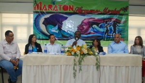 Mesa principal de la actividad en la cual se anunció el maratón.