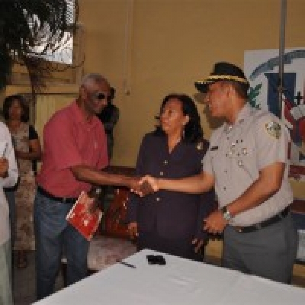 PN entrega premios concurso "Embellece Tu Barrio"