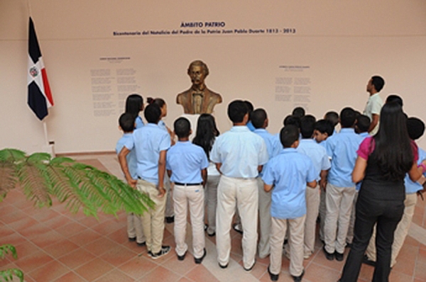 Escolares visitaron en masa la exposición especial con motivo del Bicentenario de Jaun Pablo Duarte en el Centro León de Santiago.