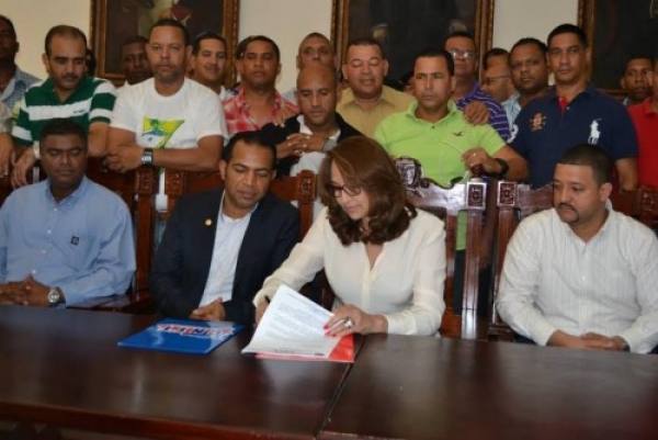 Momento en que la gobernadora de la provincia Santiago de los Caballeros, Aura Toribio firma acuse de recibe la carta dirigida por la Central Nacional de Trabajadores del Transporte CNTT.