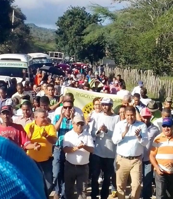 Realizan marcha en demanda de arreglo de calles en La Caya : 
