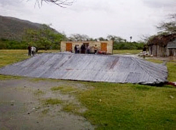 Un techo completo cayó al piso dejando al descubierto a una familia en Jimaní.
