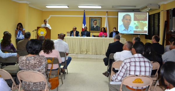 Momento en que Domingo Matías se dirigía al público presente en el lanzamiento del libro sobre descentralización en República Dominicana en la ciudad de Santiago de los Caballeros.