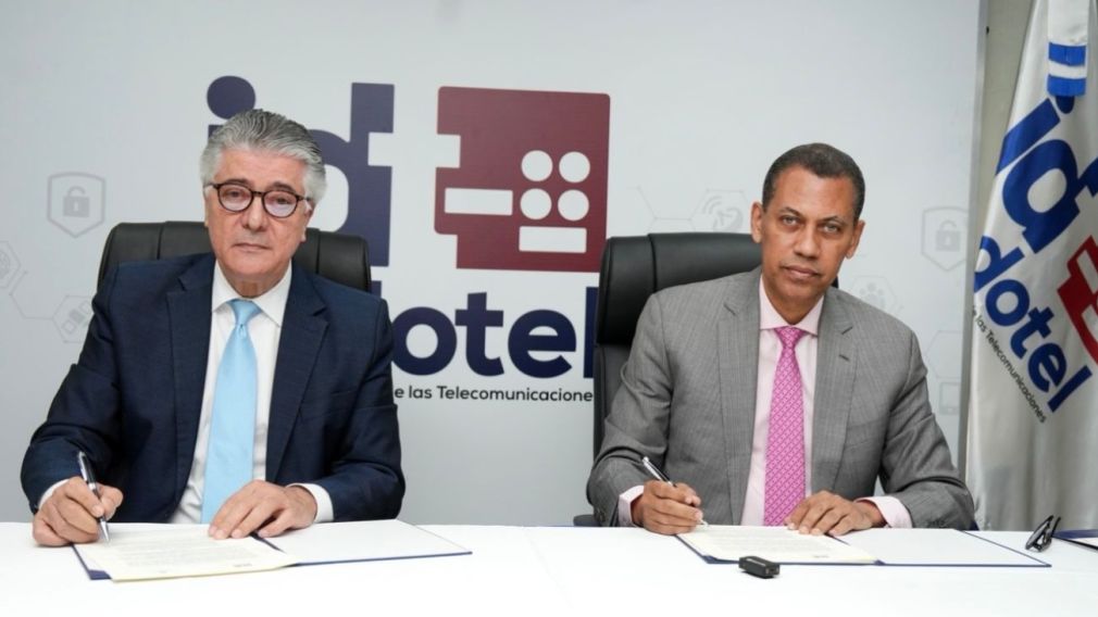 El acuerdo fue suscrito por Roberto Santana Sánchez, director de Onaprep y Guido Gómez Mazara, presidente del Consejo Directivo de Indotel. 