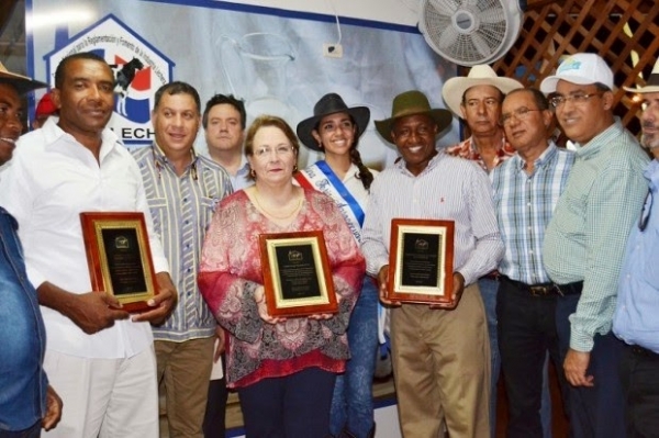 Conaleche reconoce a Asociación de Ganaderos de Monte Plata: 