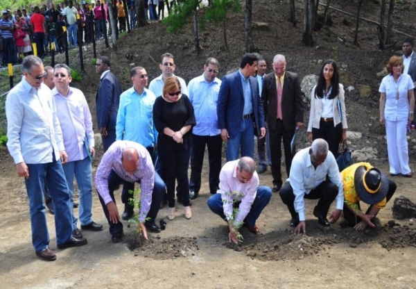 Presidente inaugura vivero en el Día del Medio Ambiente