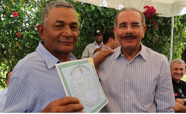 Presidente Medina entrega títulos de tierras a campesinos de Higüey y Hato Mayor: