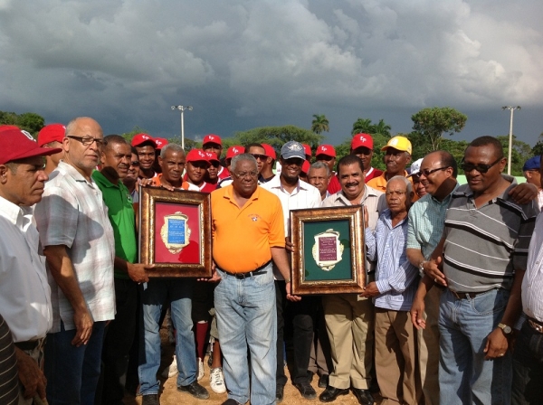 Víctor Almánzar (centro) entrega placas a Julio Altagracia Núñez y Germán Gomera, quienes hicieron posible que Elías Piña tenga su estadio de softbol.