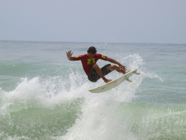 El surfista Junior Gómez, en Playa Bahoruco. 