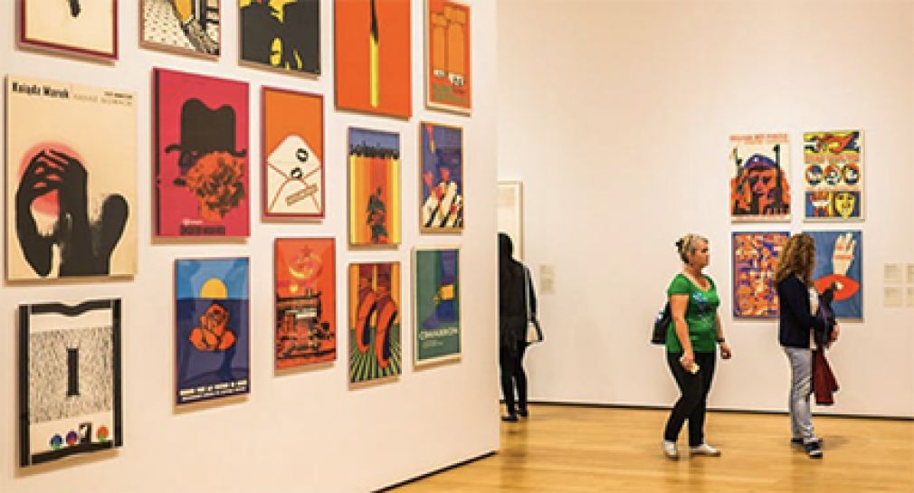 Público disfrutando de una exposición en una galaría de arte moderno y contemporáneo.