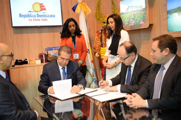Momentos de la firma del acuerdo con Iberia, el cual permitirá a República Dominicana promocionarse en su red.