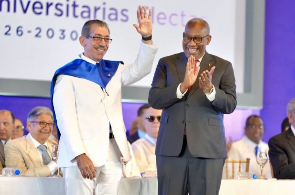 Editrudis Beltrán juramenta al rector de la UASD electo, Jorge Asjana David.