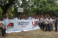 Grupo de estudiantes de A&amp;B que participaron en la jornada de reforestación en Abanico de Constanza.