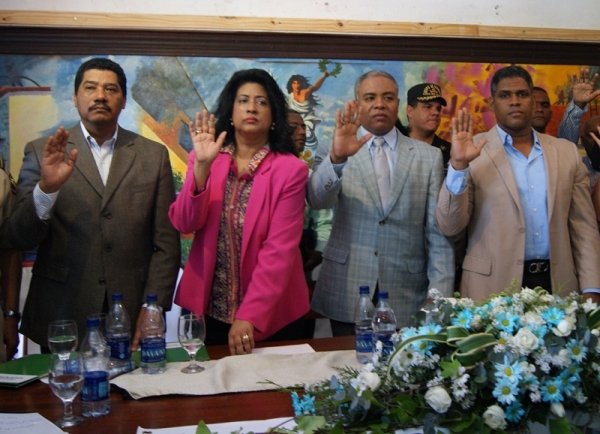 Juramentan miembros Junta Municipal del Plan Nacional de Alfabetización en SDN