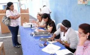 Santiago amaneció con largas filas