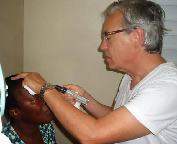 Médicos de Valencia operan personas de la vista en San Pedro Macoris