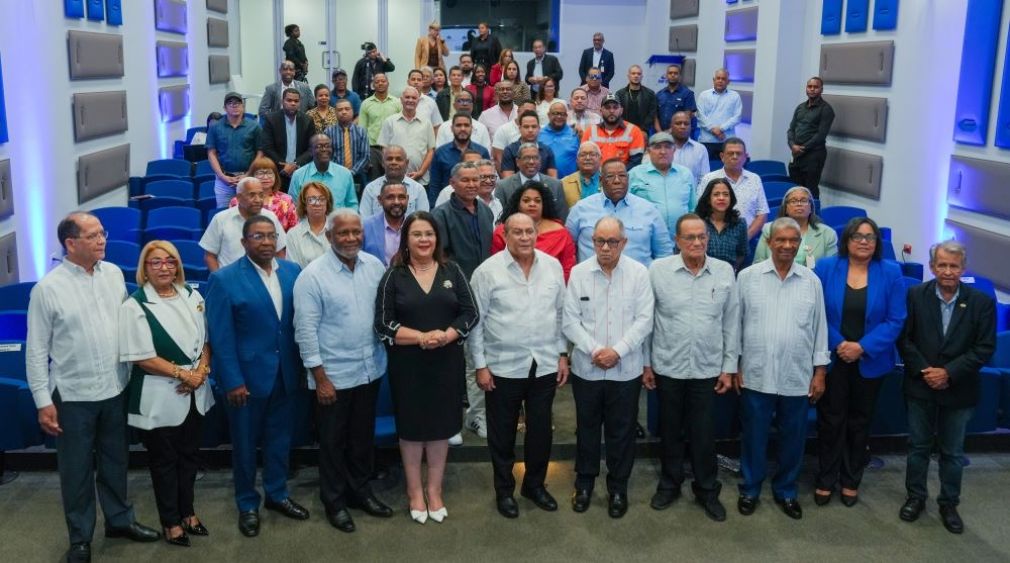  Representantes de las principales centrales sindicales valoran la iniciativa como un paso histórico para construir una educación vinculada al trabajo, la productividad y el desarrollo del país.