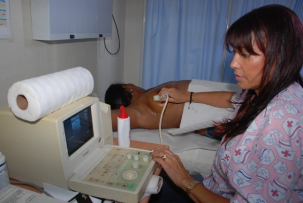 Doctora haciendo sonomamografia