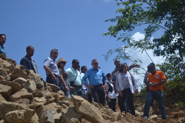 El director ejecutivo del Inapa, ingeniero Alberto Holguín, junto a dirigentes comunitarios y autoridades de la zona observa parte de los trabajos que ejecuta la institución en esa zona. 