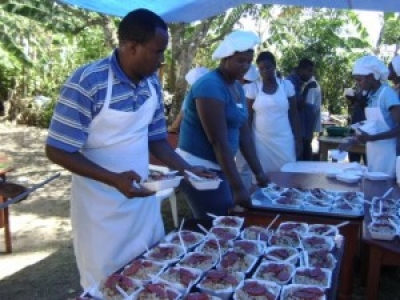 Ministerio evangelístico reparte comida en comunidades de Consuelo