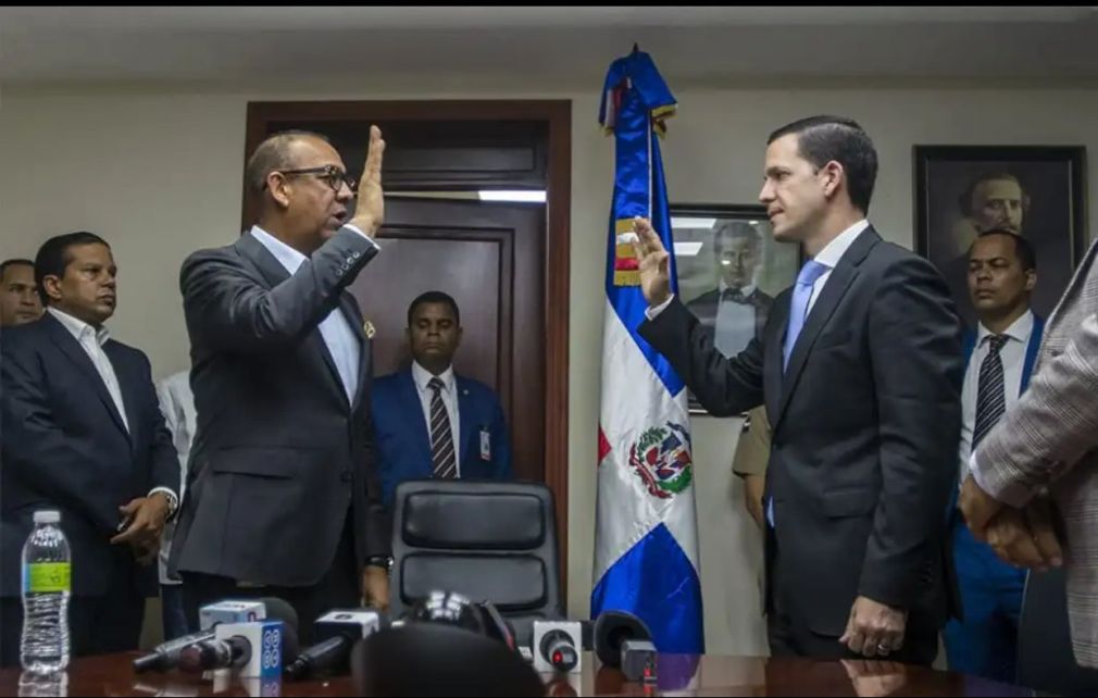 El ministro de Obras Públicas, Deligne Ascención, toma juramento de Hugo Beras como director del Intrant.