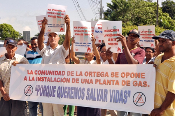Protestaron por la instalación de una planta de GLP en el Distrito Municipal La Ortega.