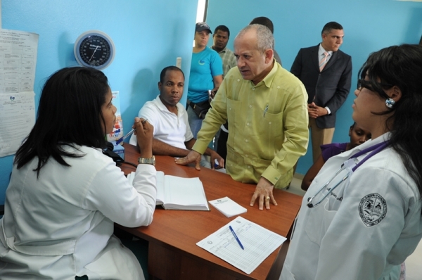 El ministro de Salud Pública Freddy HIdalgo, conversa con el personal del hospital de Nigua, en San Cristóbal, donde visitó además el de Haina