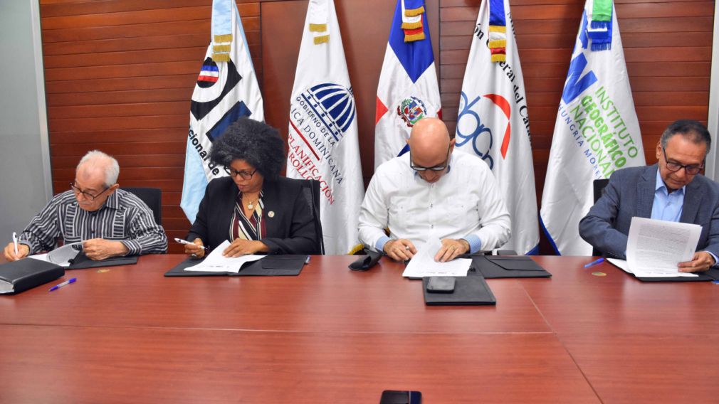 El ministro de Economía, Planificación y Desarrollo, Pável Isa Contreras, encabezó el acto de firma del acuerdo.