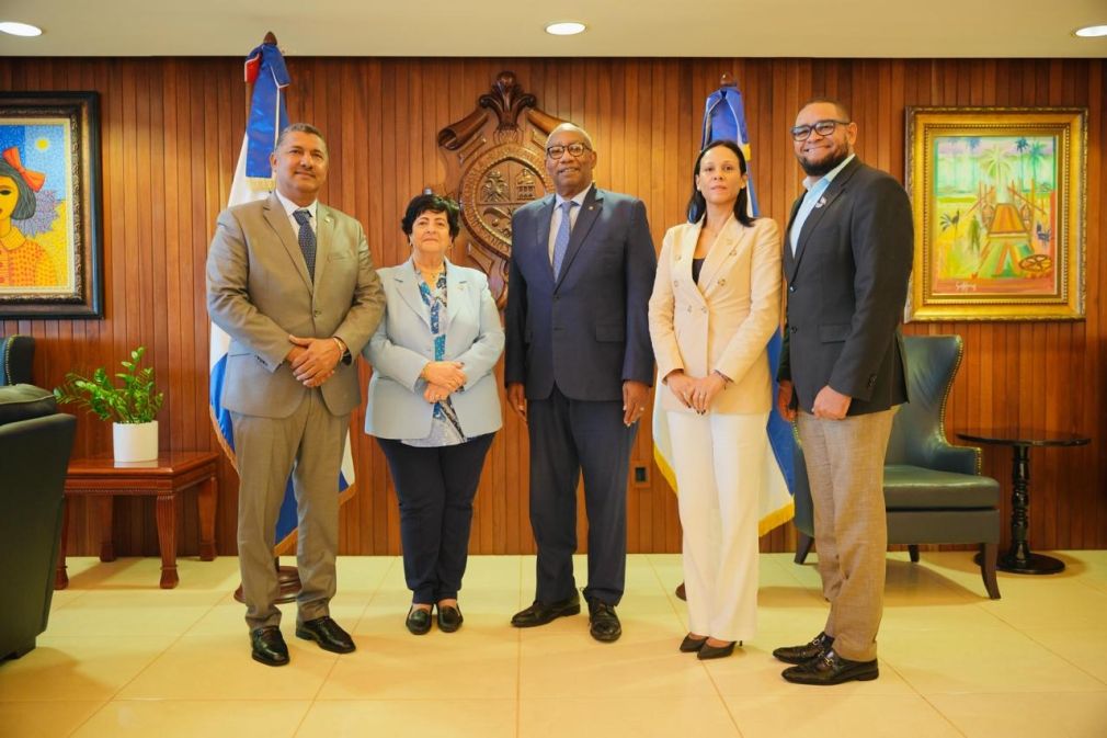 El rector de la UASD, maestro Editrudis Beltrán Crisóstomo, el diputado, Valerio Leonardo Palacio (El Tío); la gobernadora provincial del Seibo, Magaly Tabar Manzur De Goico; la diputada Faustina Guerrero y el alcalde Leo Francis Zorrilla Ramos.