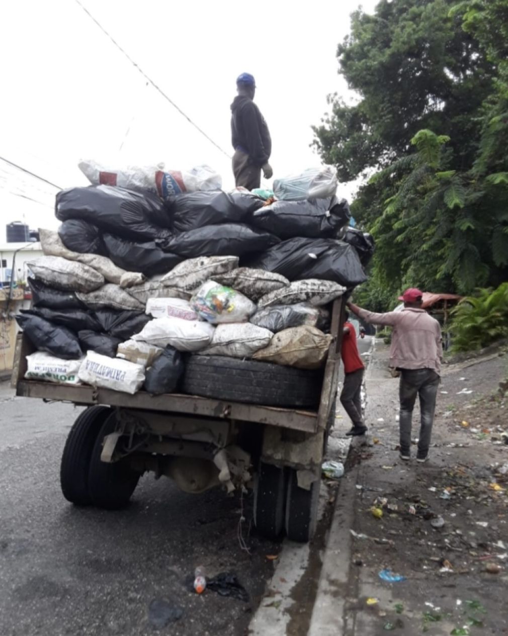 Ayuntamiento intensifica recogida de basura en sectores de San Cristóbal.