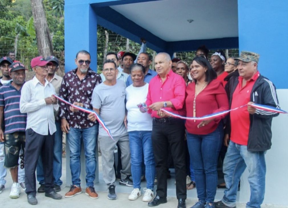 Santo Ramírez, alcalde de Baní, inauguró el cuartel policial en El Recodo.