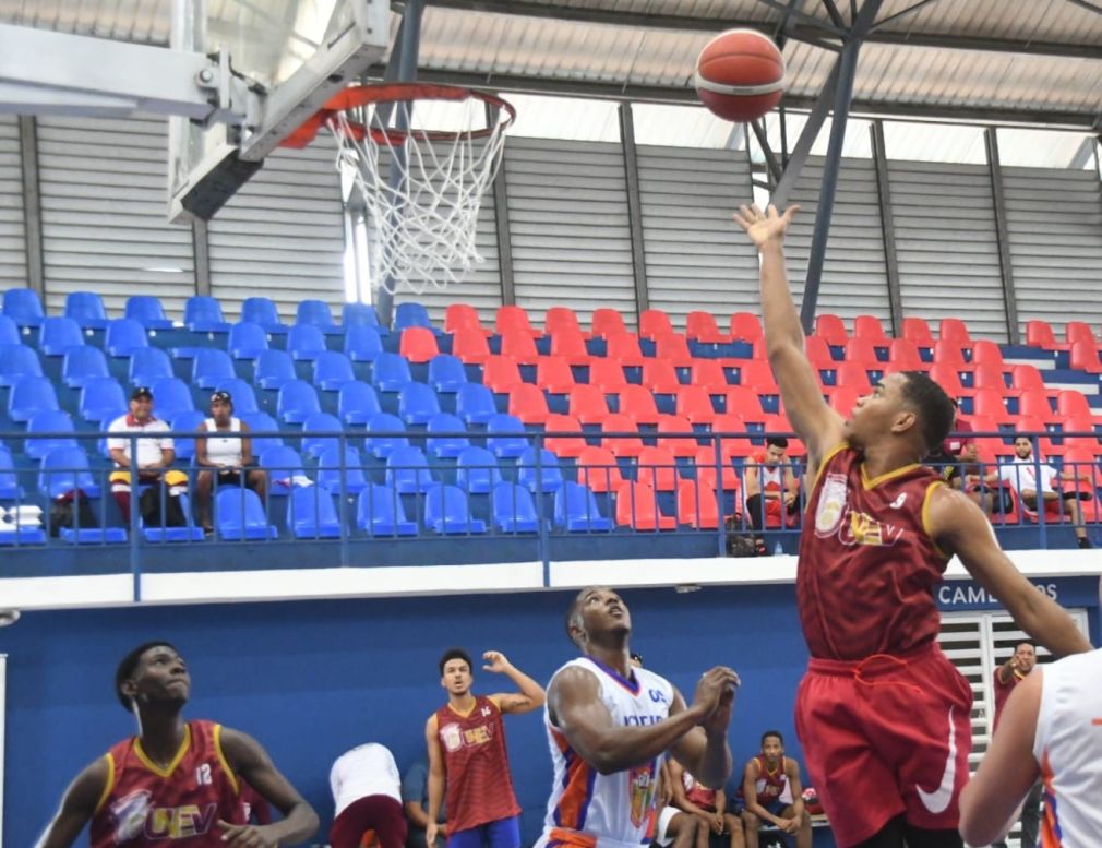 El equipo de la Universidad Nacional Evangélica (Unev), venció en los cuartos de final y enfrentará a Tecnológica del Cibao Oriental en la ronda semifinal del baloncesto universitario en su versión 2023. (Fuente externa).