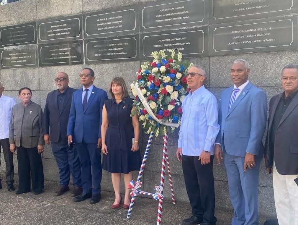 Autoridades, profesores y empleados de la UASD en la ofrenda floral en honor a los mártires caídos del 14 de junio del 1959.