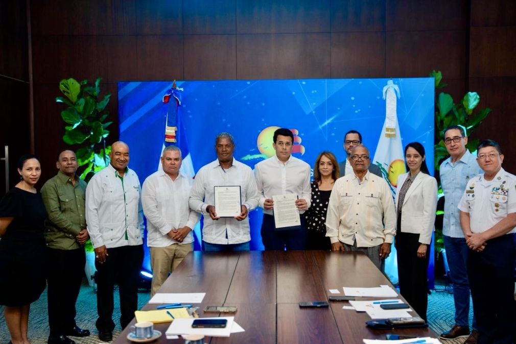 El ministro David Collado encabezó la firma del acuerdo que busca reducir la informalidad y elevar los niveles de capacitación técnica y profesional en el servicio turístico.