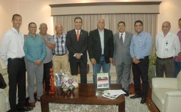 El ministro Jaime David Fernández Mirabal junto al Senador Euclides Sánchez, Mario Hidalgo, Ángel de León, Ramón Salcedo, Fernando Teruel y otros en el Ministerio de Deportes.