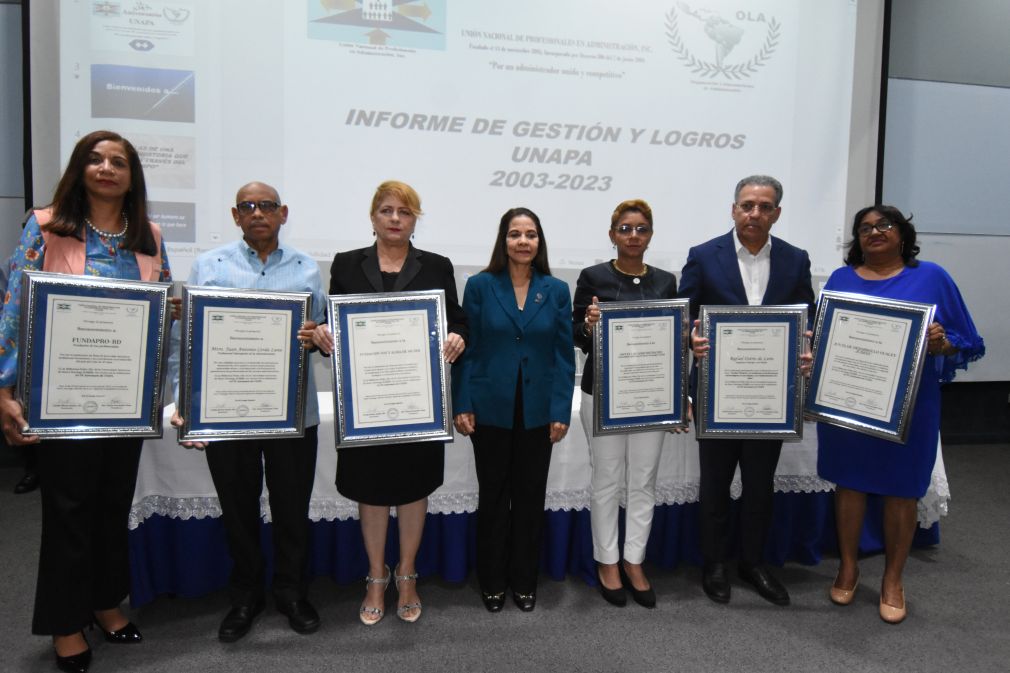 Los reconocidos durante la celebración del XX aniversario de la fundación de UNAPA.