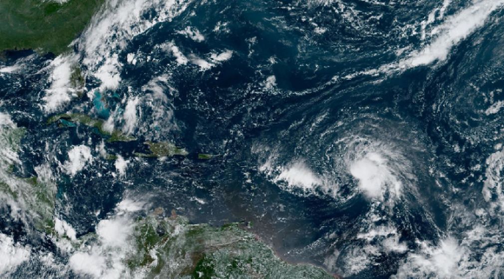 La trayectoria muestra que el centro del sistema pasará por las Antillas Menores el viernes y estará cerca de las Islas Vírgenes y Puerto Rico el próximo fin de semana, de acuerdo al informe.