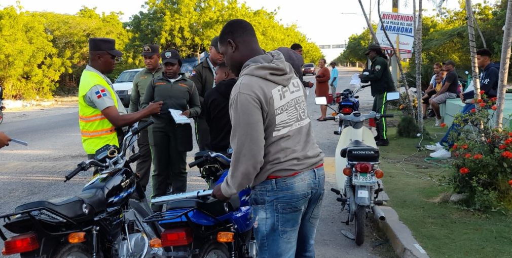 Agentes de la Digesett en Barahona.