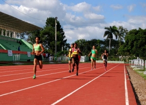 UNEV avanza en atletismo universitario La Vega 