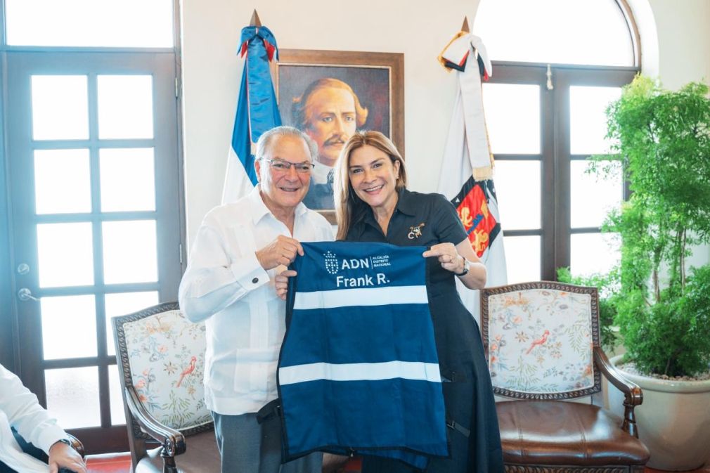 Alcaldesa Carolina Mejía designa a Frank Rainieri como mentor turístico de Santo Domingo.