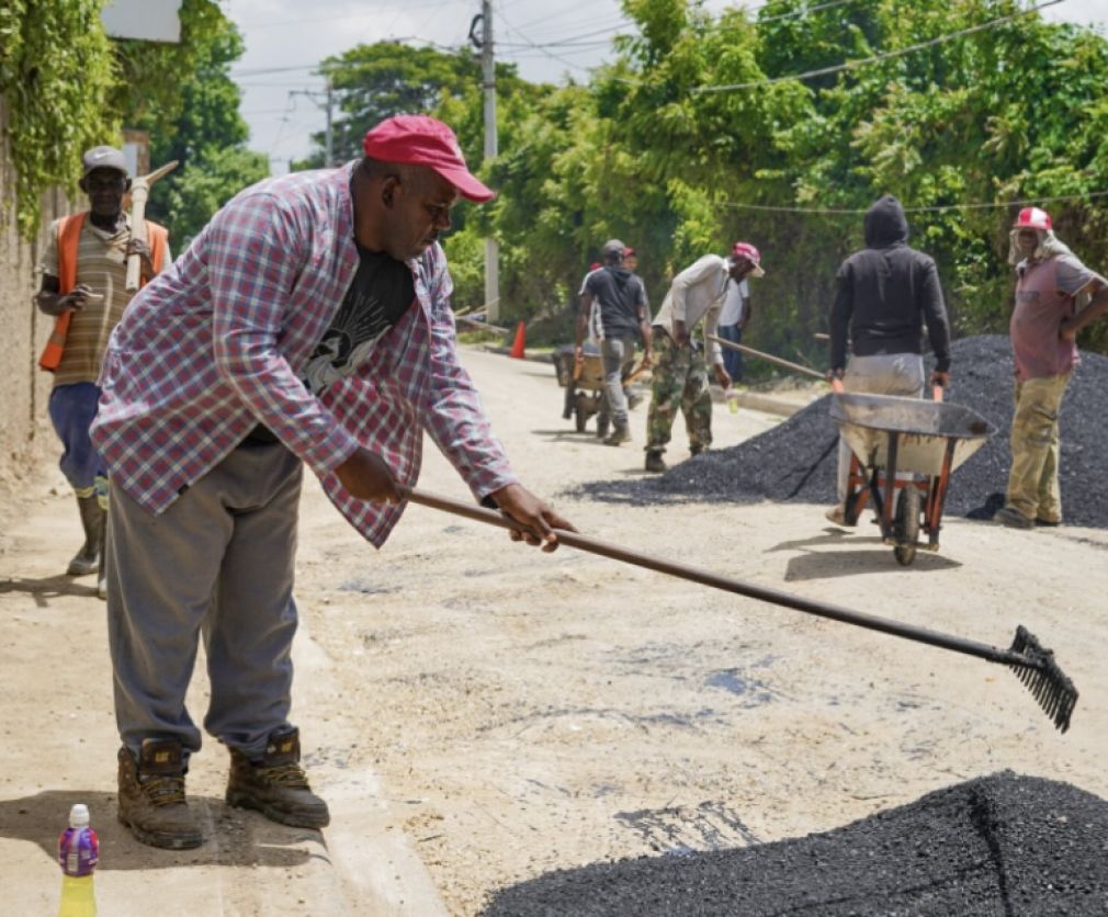 Ayuntamiento de San Cristóbal prepara tramos de calles para bacheo con hormigón asfáltico.