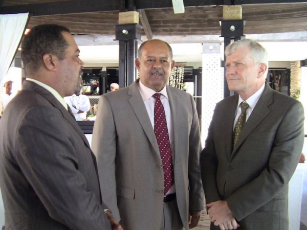 El Embajador de Canadá Georges Bloissé, conversa con Daniel Ozuna al centro y el periodista José Beato, en Boca Chica, donde resaltó el grado de seguridad de la zona turistica.